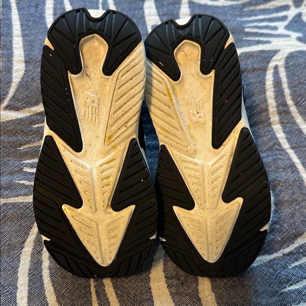 Toddler 9 New Balance Black and Gray Rave Run v2 Bungee Lace with Top Strap - Picture 3 of 5